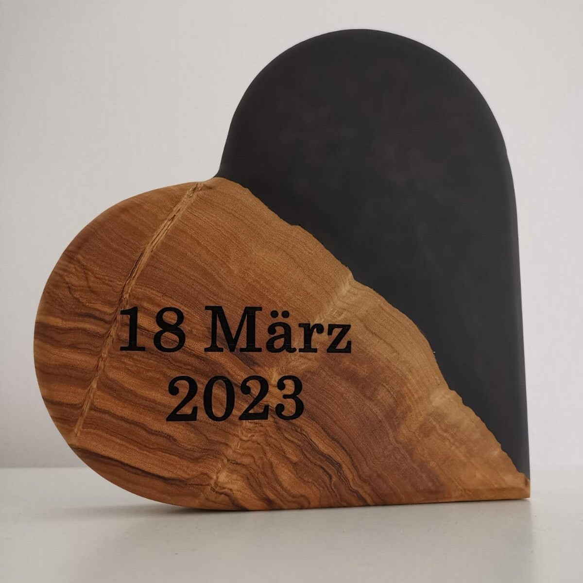 Personalisierbares Herz aus Olivenholz & Epoxid