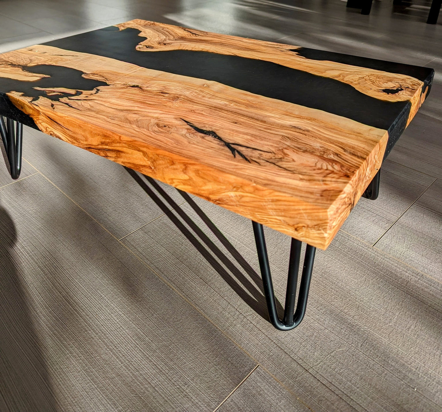 Eckiger Epoxid-Couchtisch