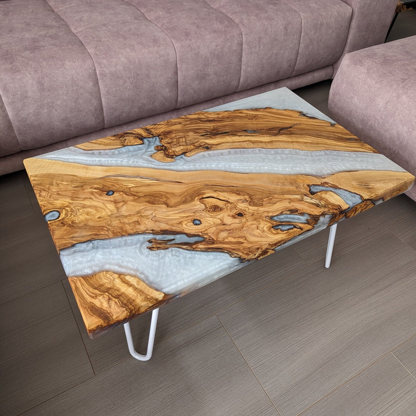 Eckiger Epoxid-Couchtisch