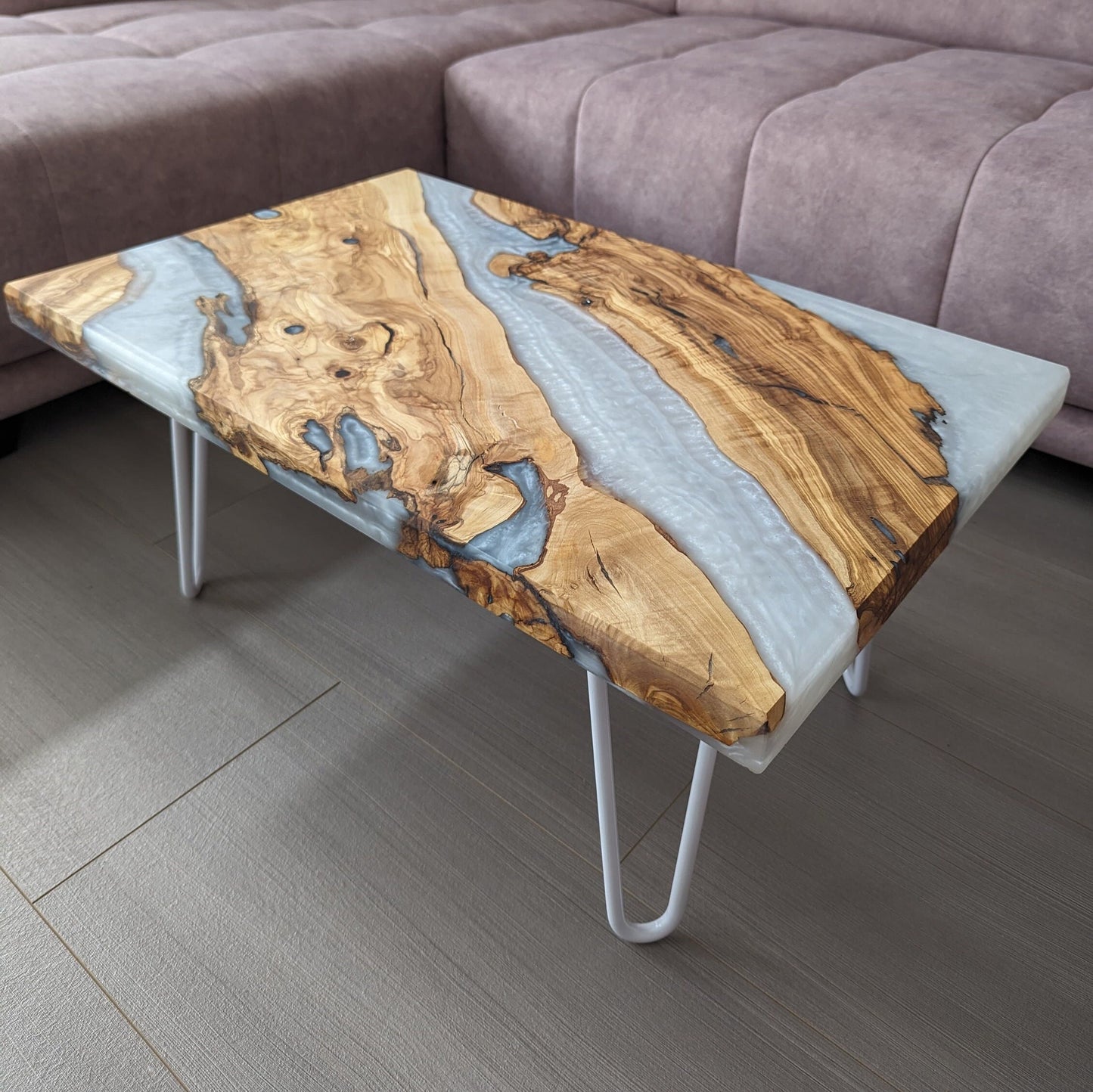 Eckiger Epoxid-Couchtisch
