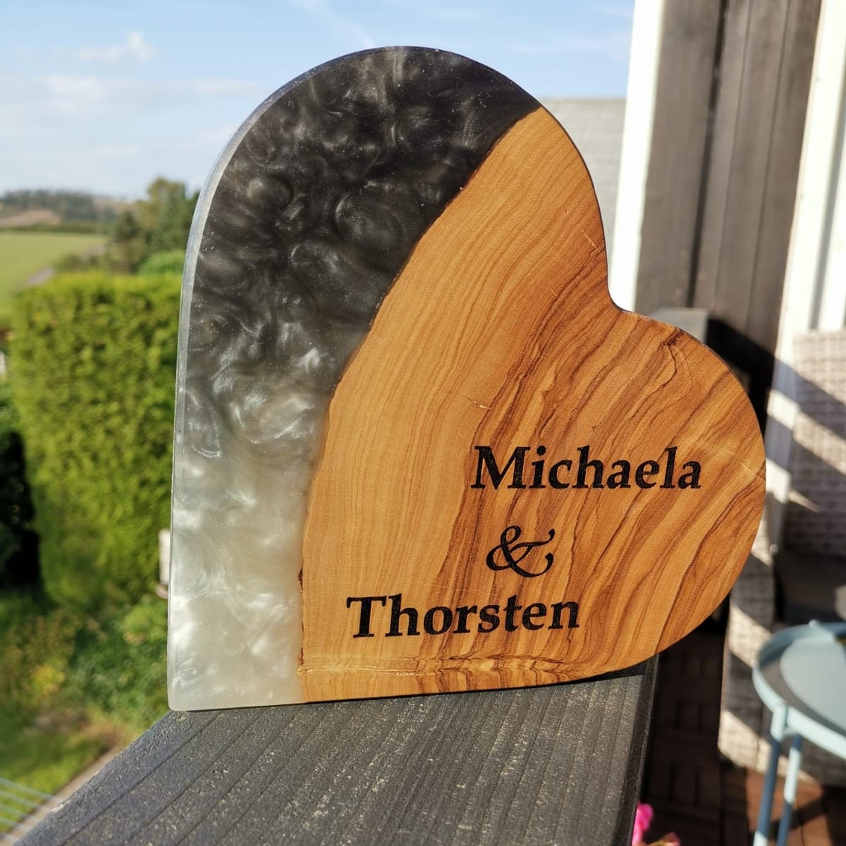 Personalisierbares Herz aus Olivenholz & Epoxid