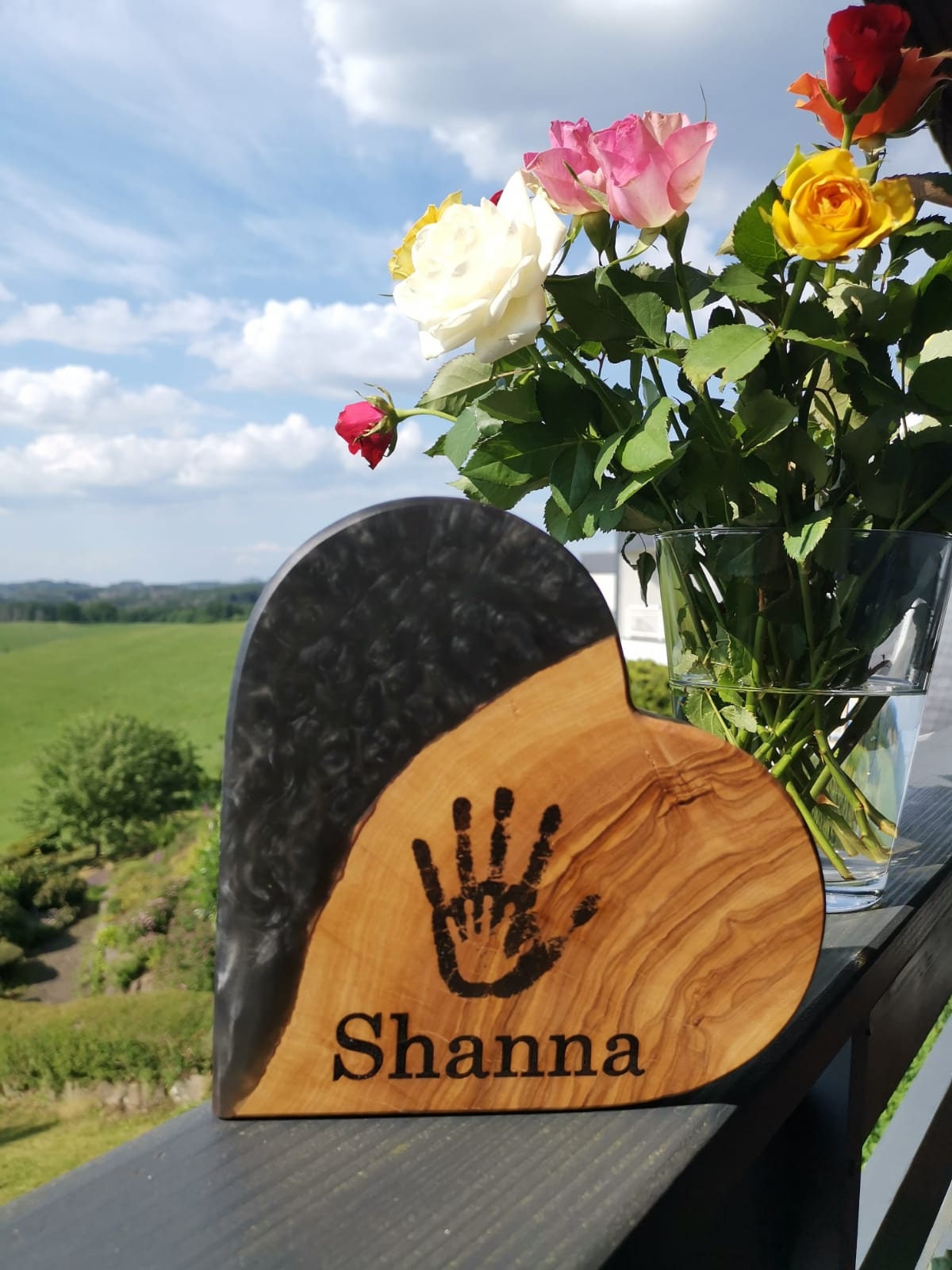 Personalisierbares Herz aus Olivenholz & Epoxid
