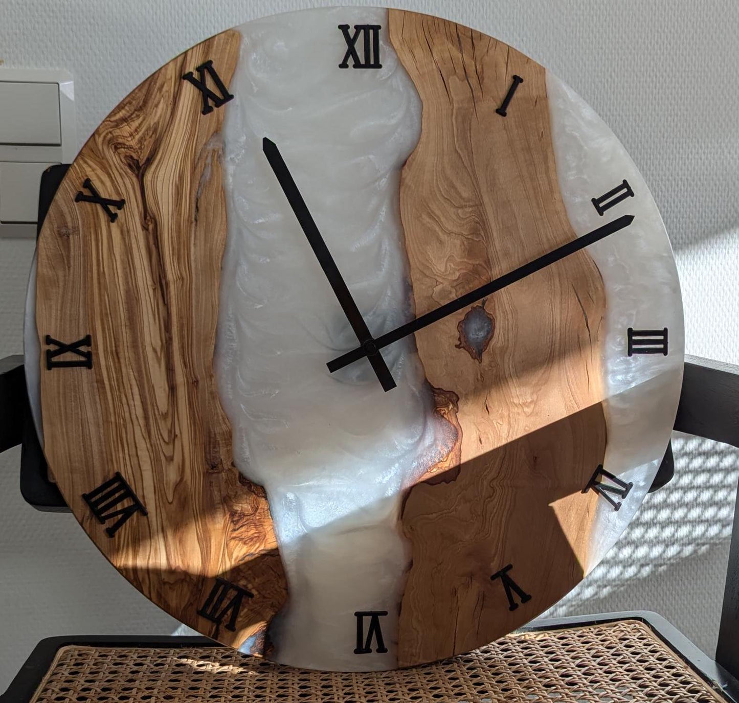 Handgefertigte XXL Epoxidwanduhr