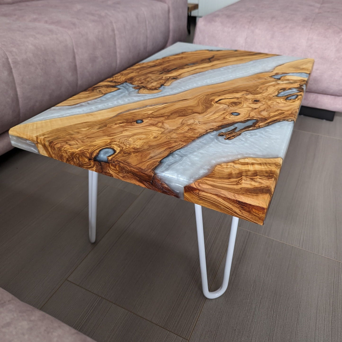 Eckiger Epoxid-Couchtisch