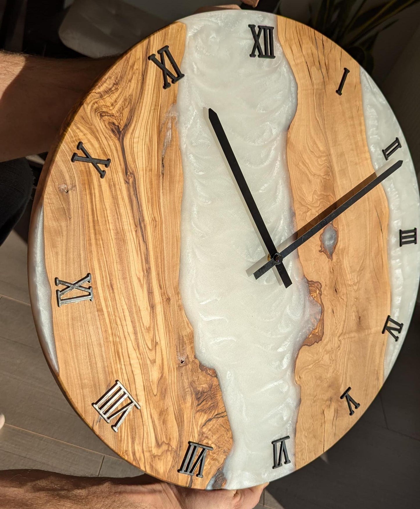 Handgefertigte XXL Epoxidwanduhr