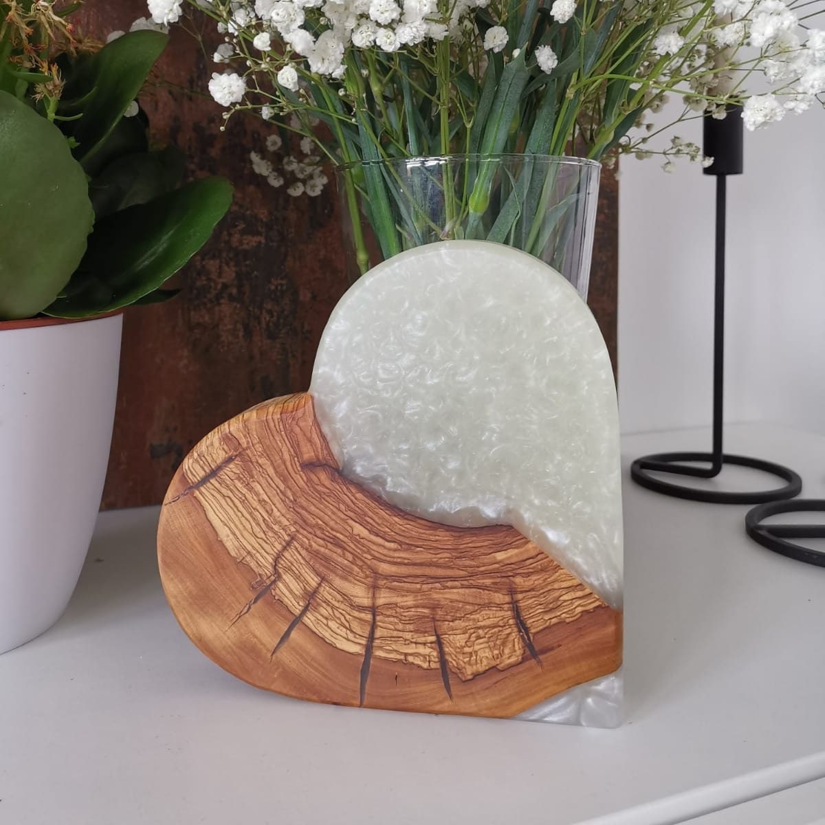 Personalisierbares Herz aus Olivenholz & Epoxid