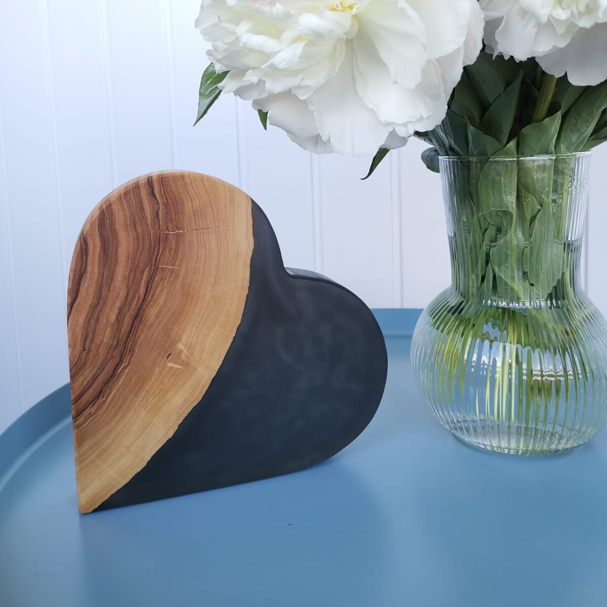 Personalisierbares Herz aus Olivenholz & Epoxid