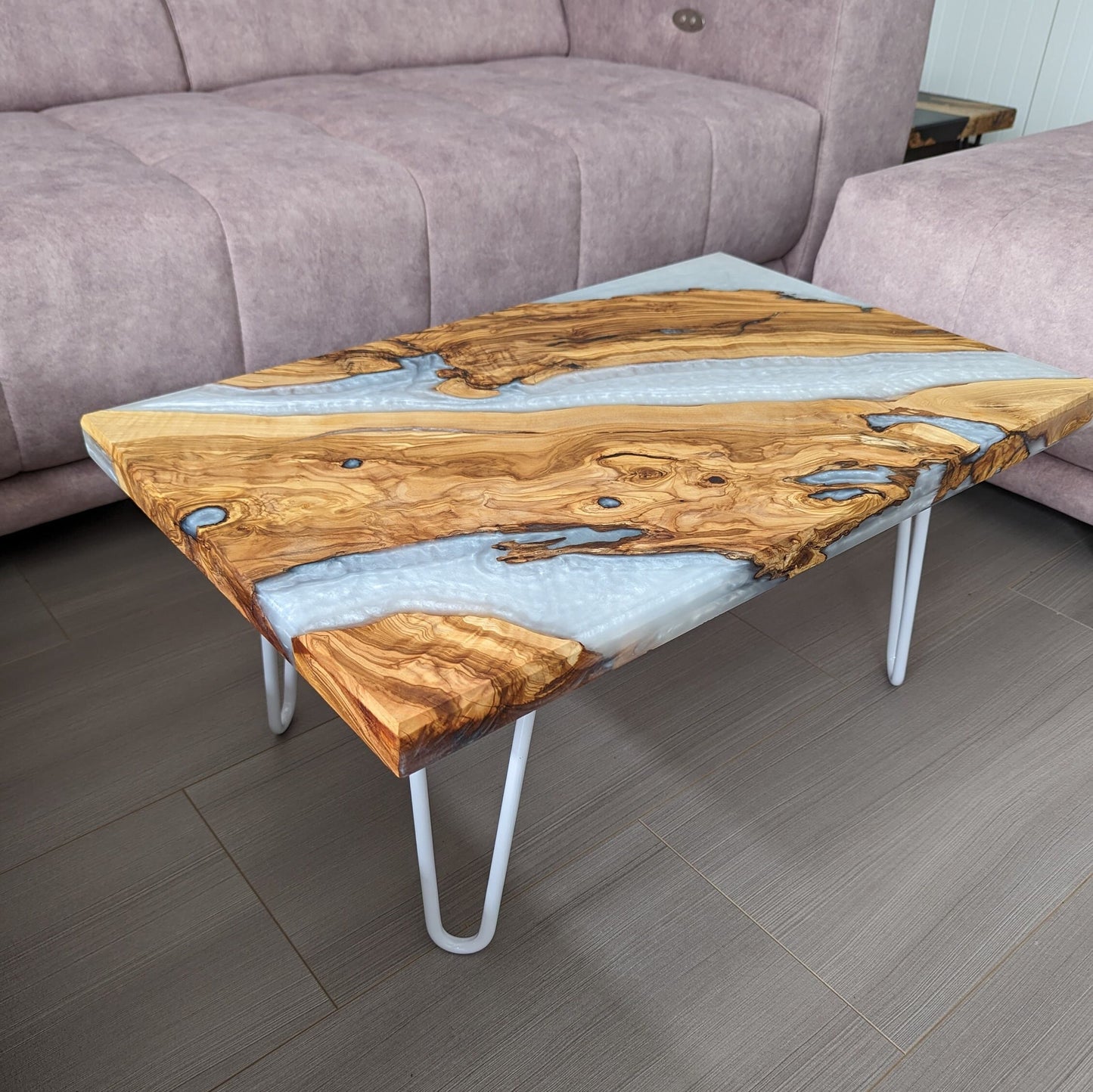 Eckiger Epoxid-Couchtisch