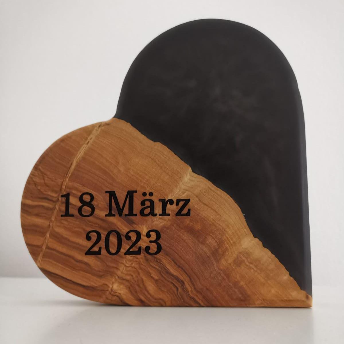Herz aus Holz und Epoxid ca. 19cm