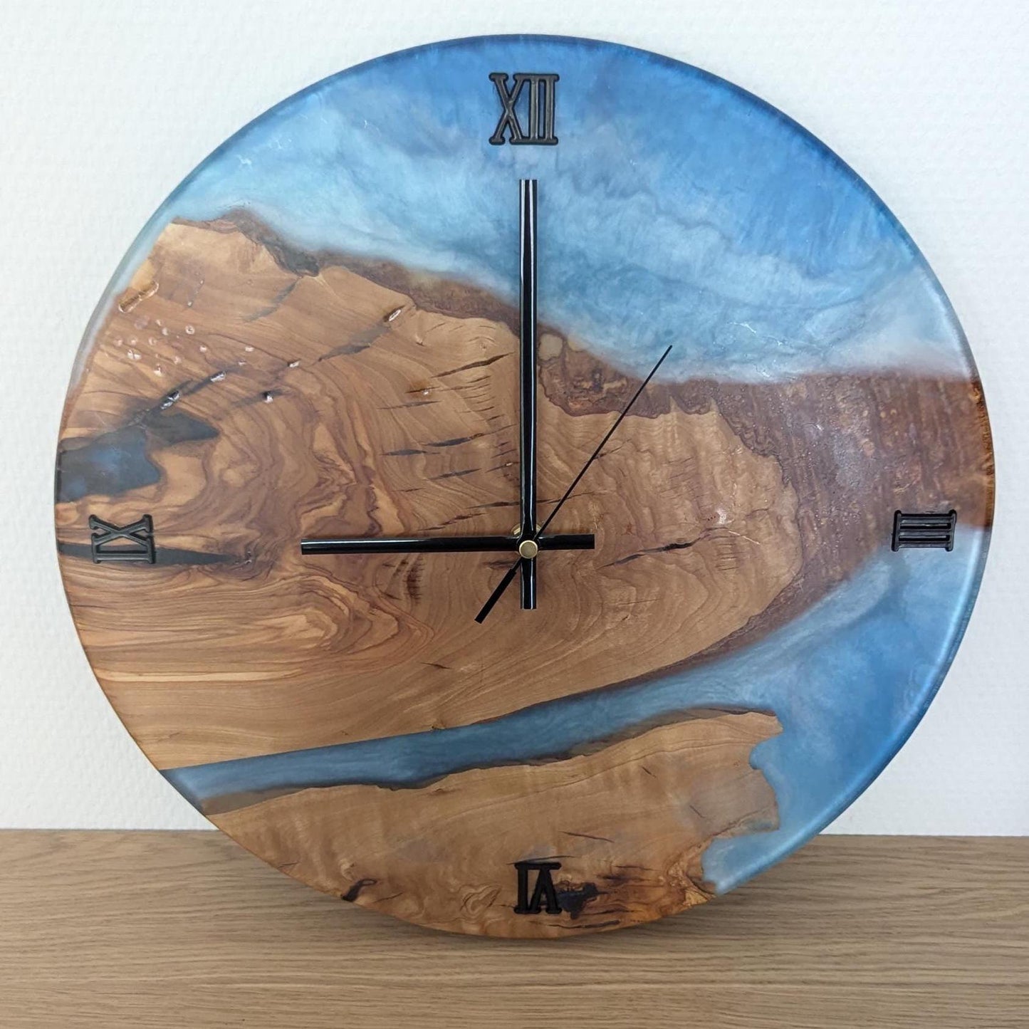 Handgefertigte XXL Epoxidwanduhr
