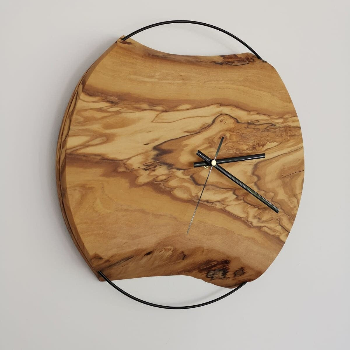 Elegante Olivenholz-Wanduhr mit dekorativem Metallring ca. 30cm