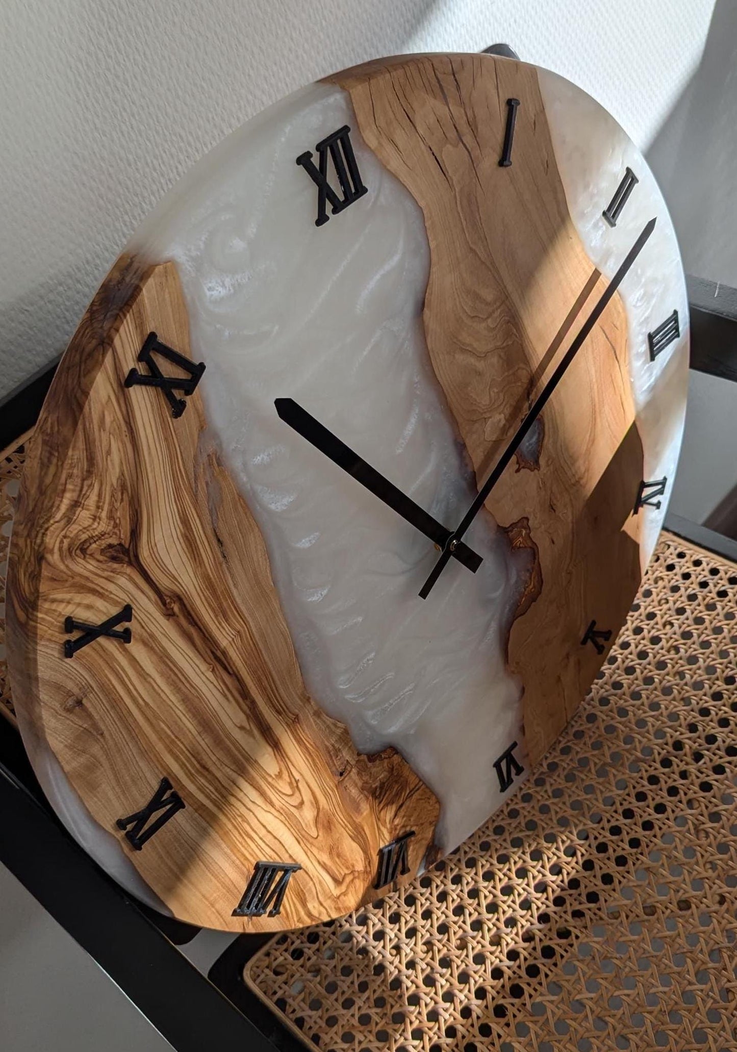 Handgefertigte XXL Epoxidwanduhr