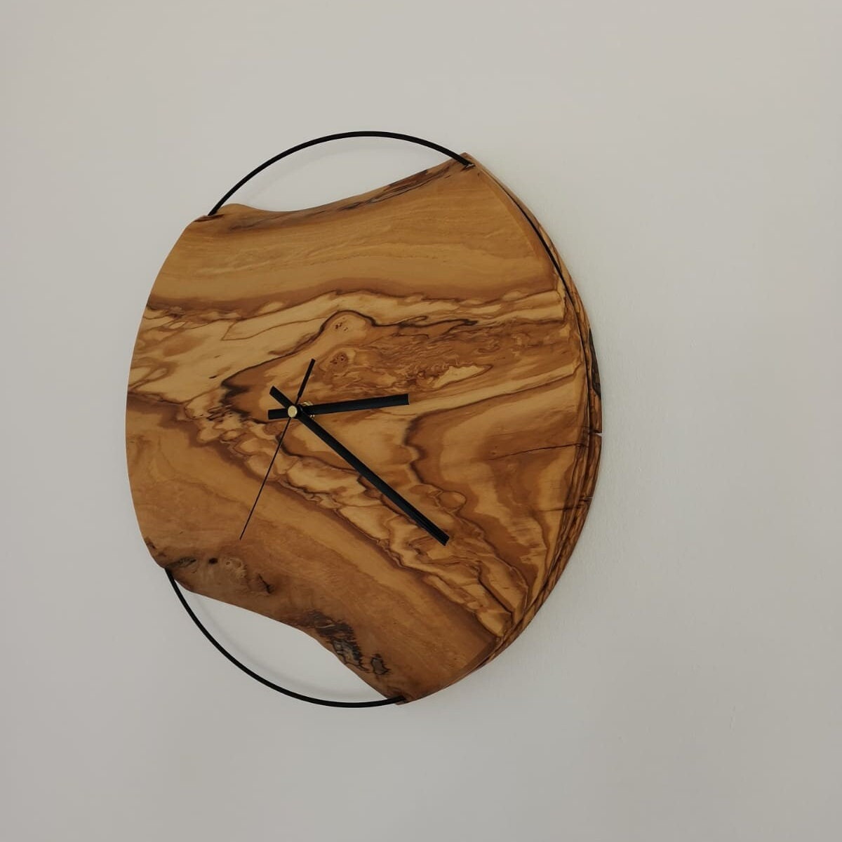 Elegante Olivenholz-Wanduhr mit dekorativem Metallring ca. 30cm